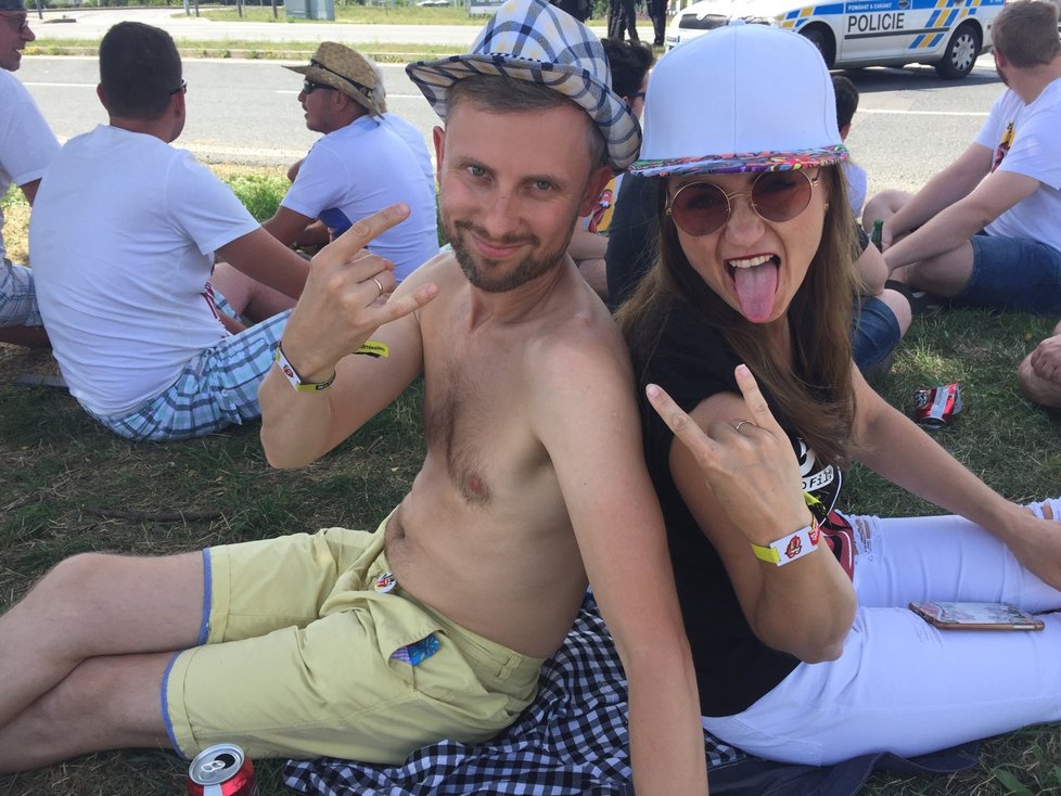 Ruslan (28) přijel se svojí pritelkyní z Běloruska. Rolling Stones miluje a musel na ně jít. Udělali si výlet po hlavních městech a zakončí ho v Praze na Stounech.