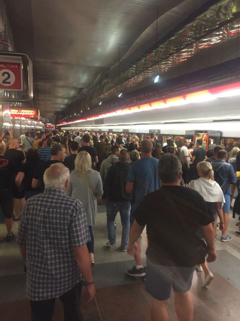 Tisíce lidí se tísnily po koncertě v metru.