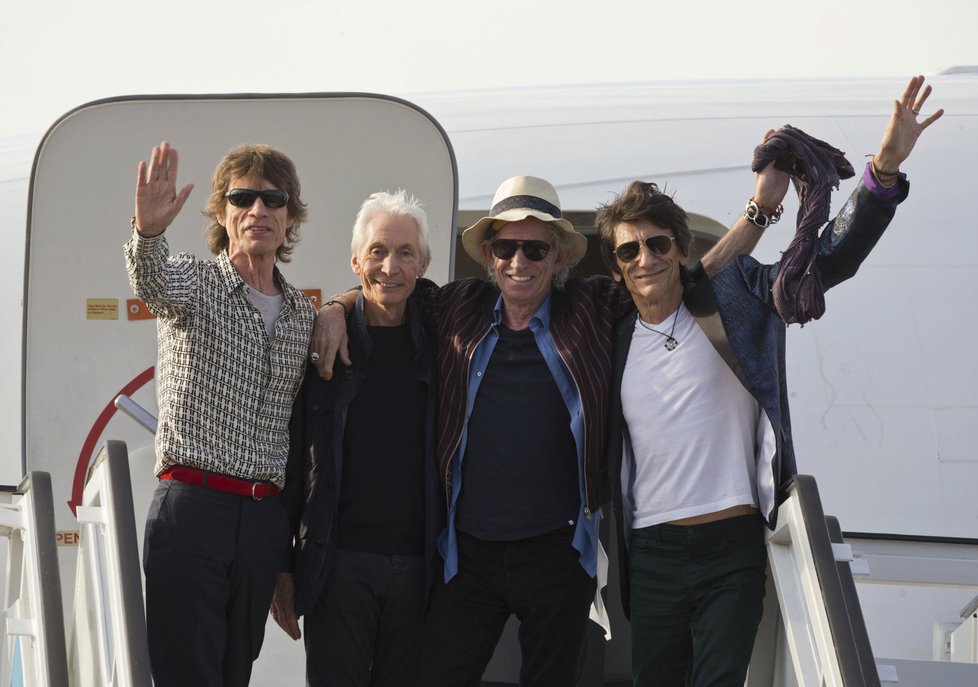 Ron Wood, Keith Richards, Mick Jagger  a Charlie Watts se fotí po příletu na Kubu.