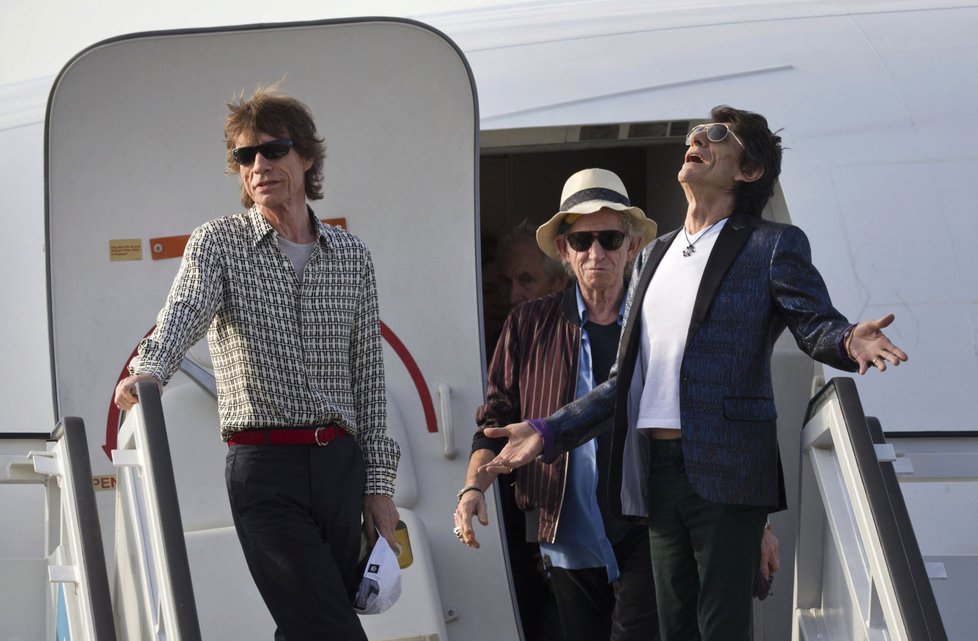 Ron Wood, Keith Richards a Mick Jagger vystupují z letadla