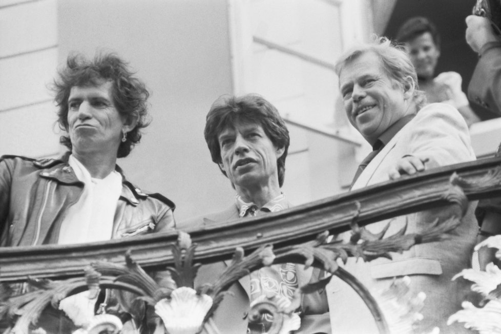 Prezident Československa Václav Havel spolu s členy skupiny Rolling Stones (Praha, 1990)