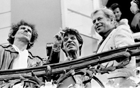 1990 Keith Richards a Mick Jagger na audienci u Václava Havla na Pražském hradě.