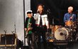 V roce 1970 se definitivně rozpadají Beatles a Rolling Stones jsou všeobecně přijímáni jako nejslavnější skupina světa. V roce 1970 se definitivně rozpadají Beatles a Rolling Stones jsou všeobecně přijímáni jako nejslavnější skupina světa.