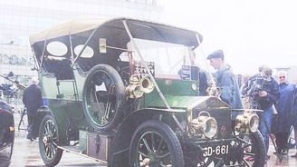 Věděli jste, že mezi rané tříválce se řadil i první Rolls-Royce? Model 15 hp doplňoval dvouválec 10 hp a silnější šestiválec 30 hp, vyrobilo se šest kusů. Věděli jste, že mezi rané tříválce se řadil i první Rolls-Royce? Model 15 hp doplňoval dvouválec 10 hp a silnější šestiválec 30 hp, vyrobilo se šest kusů.