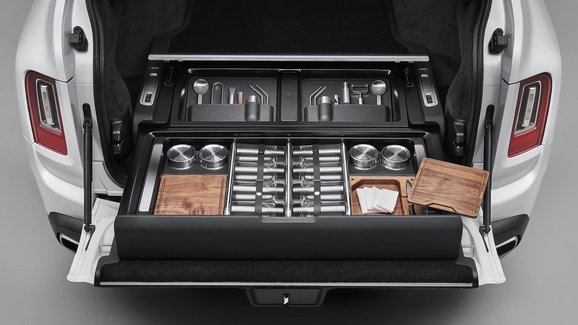 Rolls-Royce Cullinan a jeho tajná schránka. Je libo prostor pro příbory, minibar či fotografický set?