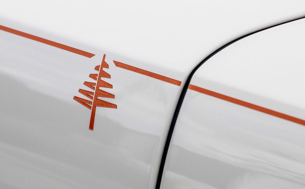 Ručně kreslenou oranžovou boční linku zdobí ornament jehličnatého stromu. Navzdory tomu, že se jedná o nejkratší sedan značky, dosahuje jeho délka přes 5,5 metru.