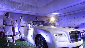 Britský výrobce luxusních aut Rolls-Royce otevřel 7. dubna v pražské Pařížské ulici své první autorizované dealerství v Česku.