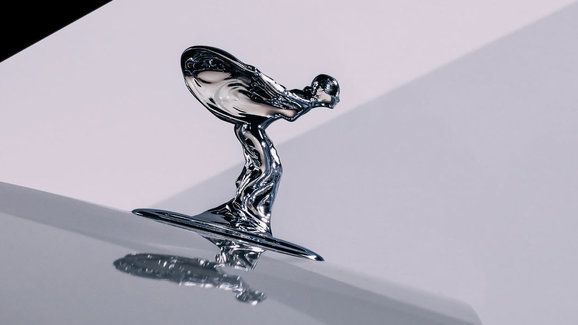 Rolls-Royce upravil svou ikonickou sošku, důvodem je elektromobilita