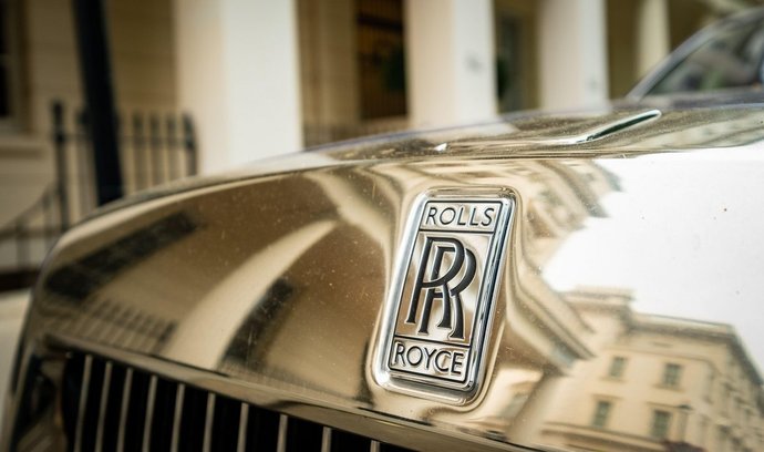 Prodeje aut luxusní značky Rolls-Royce loni vzrostly téměř o 50 procent