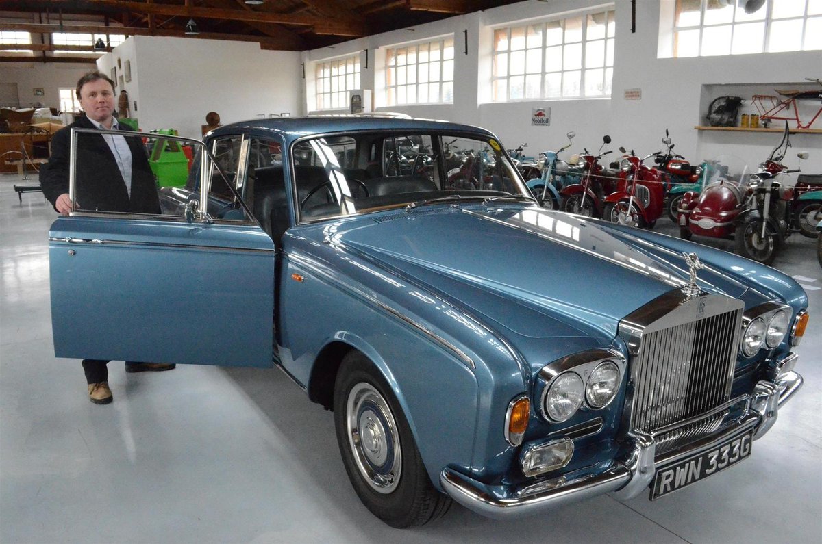 Motor Rolls Royce se prý nikdy neotevírá, jeho značka je prý zárukou naprosté spolehlivosti.