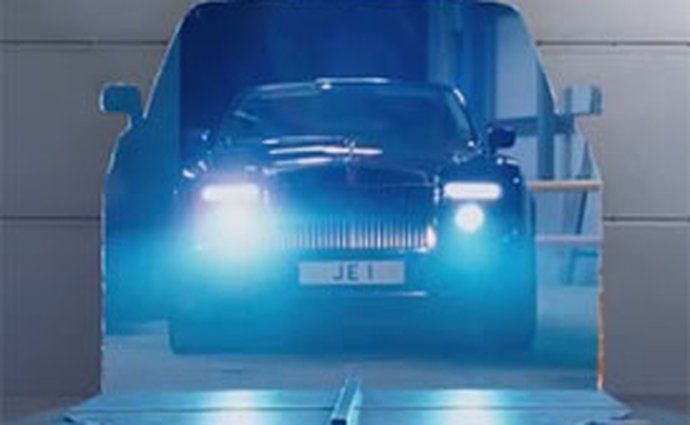 Rolls-Royce Phantom Coupé: Šestnáct válců pro Johnnyho Englishe (video)