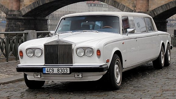 Prodloužené limuzíny Rolls-Royce jezdí i v České republice. Včetně unikátní šestikolky!