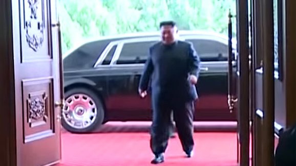 Kim Čong-un se dočkal nového povozu. Sankcím navzdory vyměnil Mercedes za Rolls-Royce