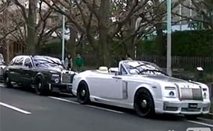 Kolona upravených vozů Rolls-Royce na Dubai Street (video)