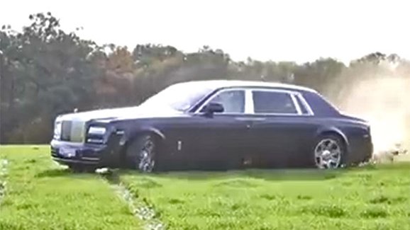 Video: Na co SUV? Rolls-Royce Phantom se terénu nebojí