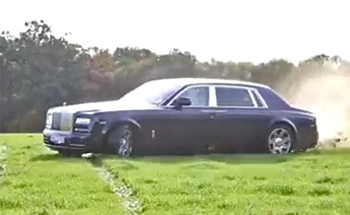Video: Na co SUV? Rolls-Royce Phantom se terénu nebojí