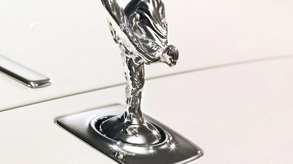 Soška pro vozy Rolls-Royce: Je libo zlaté, nebo osvětlené provedení?
