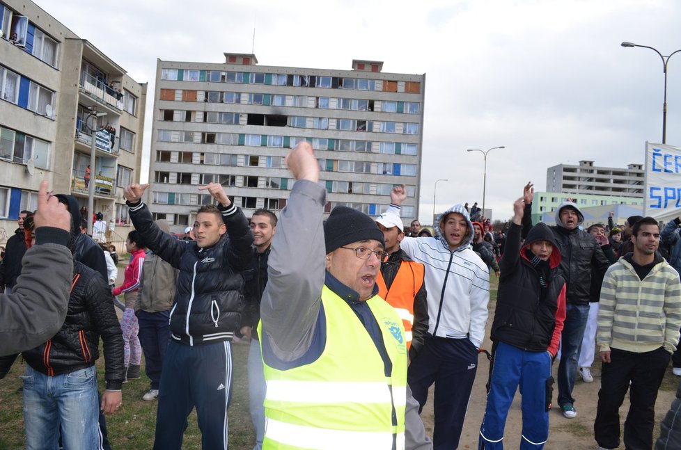 Muži z místní pořádkové služby měli, co dělat, aby Romy udrželi v určeném prostotu