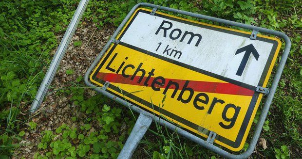 Řidič slepě věřil navigaci: Namísto Říma skončil v německé vesnici Rom