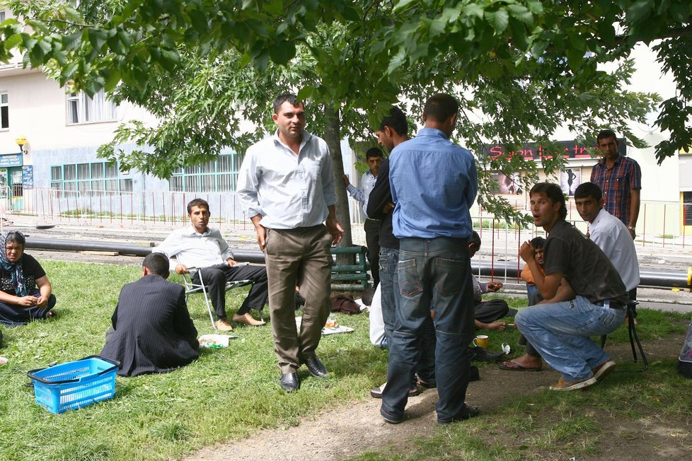 Romové na pražských Vinohradech většinu času jen postávají, kouří a povídají si