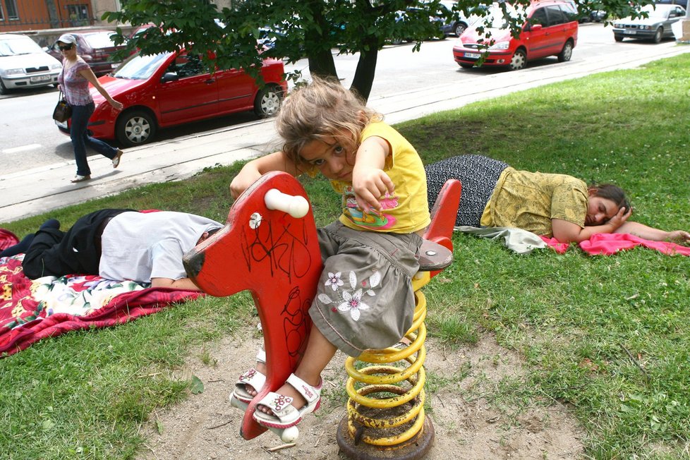 Romská holčička si oblíbila houpacího psa