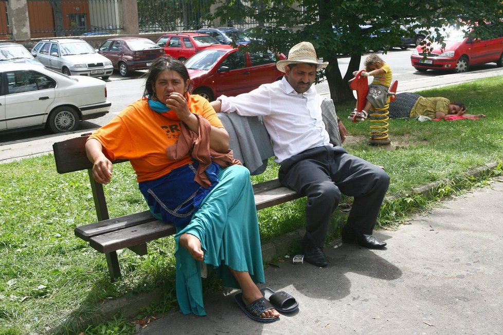 Pátek 24. 7. 2009: Romové před Vinohradskou nemocnicí