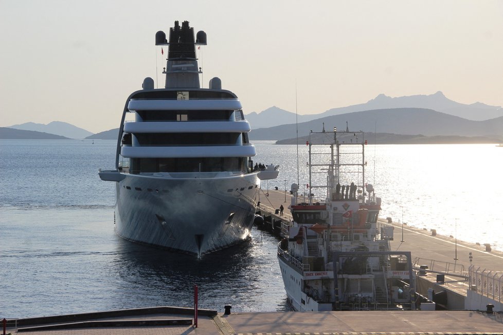 Jachta Romana Abramoviče Solaris zakotvila v tureckém Bodrumu.