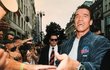 Arnold Schwarzenegger a v pozadí jeho ochránce Roman Anton.