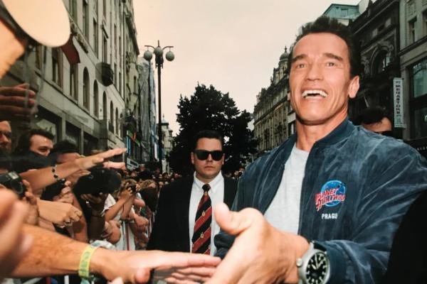 Arnold Schwarzenegger a v pozadí jeho ochránce Roman Anton.