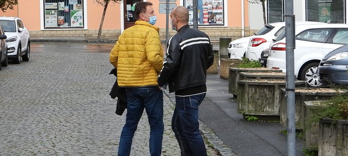 Roman Berbr v péči policejní eskorty. Vezli ho 196 kilometrů z Ústí do banky v Přešticích.