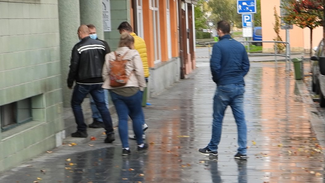 Roman Berbr v péči policejní eskorty. Vezli ho 196 kilometrů z Ústí do banky v Přešticích.