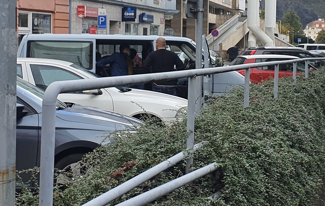 Roman Berbr v péči policejní eskorty. Vezli ho 196 kilometrů z Ústí do banky v Přešticích.