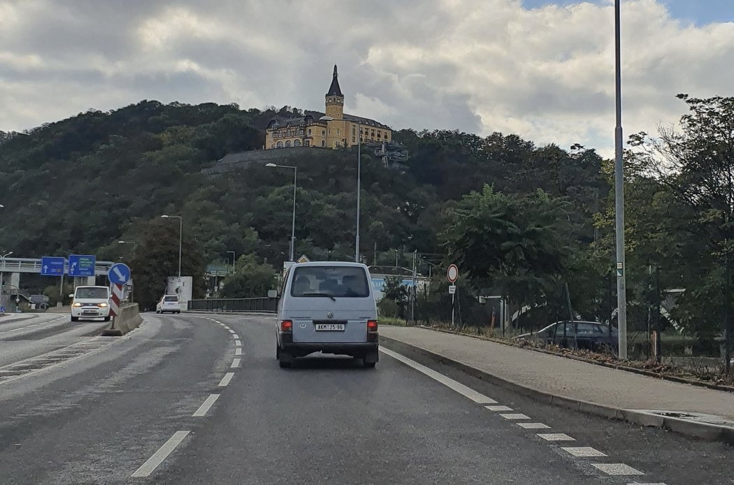 Roman Berbr v péči policejní eskorty. Vezli ho 196 kilometrů z Ústí do banky v Přešticích.