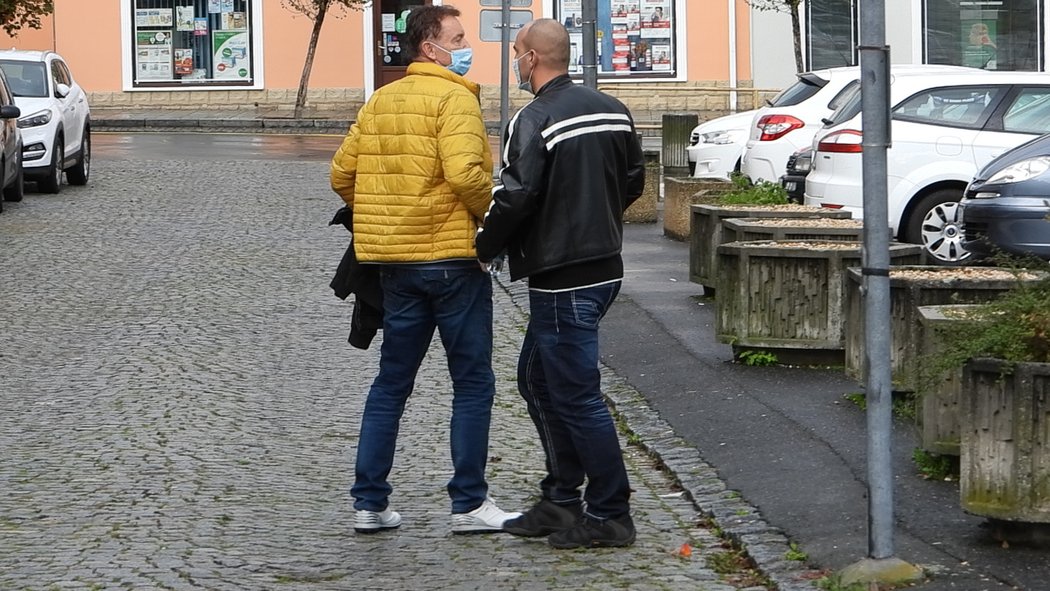 Roman Berbr v péči policejní eskorty. Vezli ho 196 kilometrů z Ústí do banky v Přešticích.