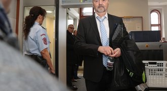 Berbr u soudu komentoval řeči sudích, vinu odmítli: Úplatek? Rogoz blábolil Berbr u soudu komentoval řeči sudích, vinu odmítli: Úplatek? Rogoz blábolil