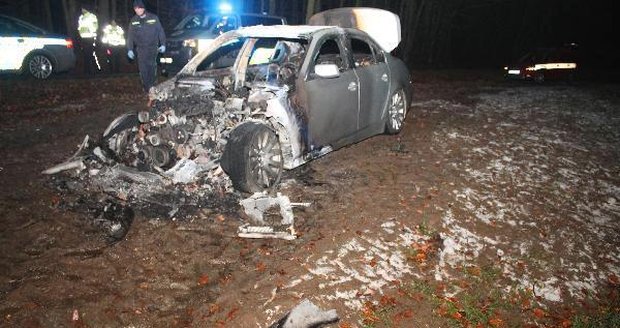 Roman Bubla krátce po nehodě zapálil své BMW.