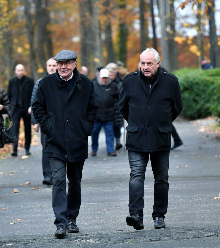 Ve zlínském krematoriu se rodina a přátelé rozloučili s legendárním gólmanem Romanem Čechmánkem, který zemřel náhle minulou sobotu ve věku 52 let.