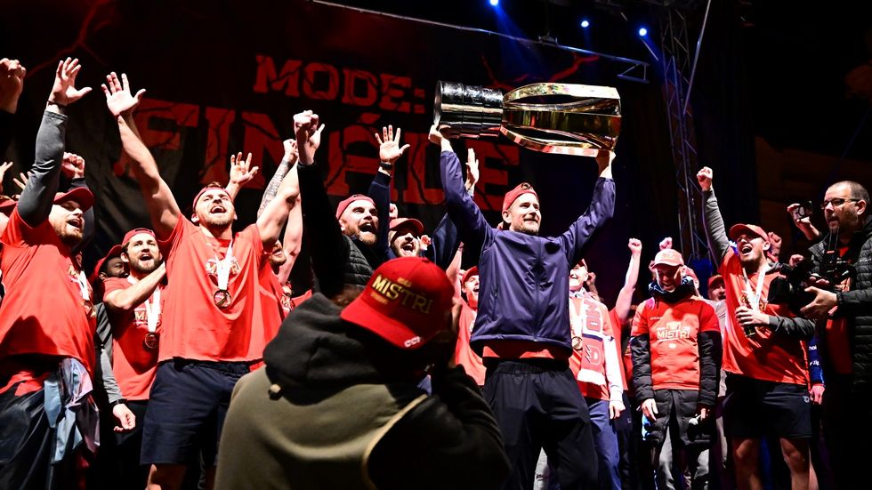 Oslavy titulu Pardubic ONLINE: Noční radost na náměstí. Sedlák bral na benzínce pět piv Oslavy titulu Pardubic ONLINE: Noční radost na náměstí. Sedlák bral na benzínce pět piv