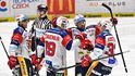 Hokejisté Pardubic slaví branku Romana Červenky