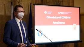 Předseda České vakcinologické společnosti Roman Chlíbek vystoupil v Praze na tiskové konferenci ministerstva zdravotnictví k účinnosti a bezpečnosti vakcíny od společnosti AstraZeneca (22. 2. 2021).