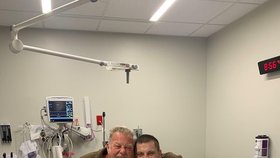 Frontman skupiny Metallica James Hetfield v nemocnici navštívil zraněného ukrajinského vojáka Romana Denysjuka.