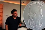 Majitel GSP mincovny Roman Diviš s modelem rekordní mince