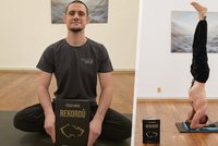 Nový český rekord: Jogín Roman zvládl stát na hlavě 20 minut