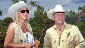 Ministr Bendl dorazil na svatbu Romana Horkého s přítelkyní Petrou Filipovou. Oba měli kovbojské kloubouky jak z naftařského seriálu Dallas.