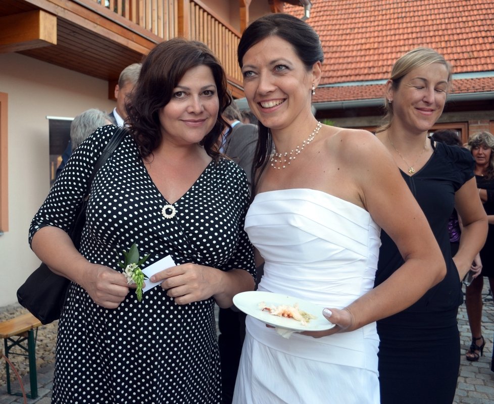 Na svatbě Lucie Horké-Kopáčkové (vpravo) nechyběla ani zpěvačka Ilona Csáková