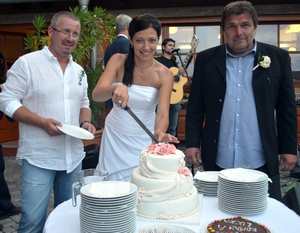 Při svatbě Romana Horkého s Lucií Kopáčkovou došlo i na krájení dortu