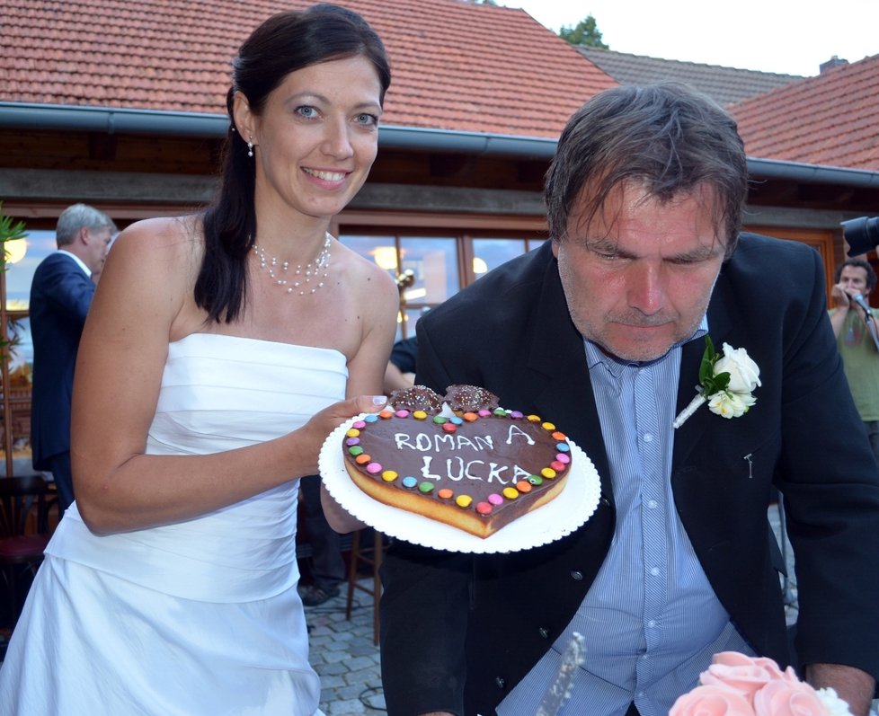 Děti si na svatbě radši daly lentilkový dort, který jim nakrájela nevěsta Lucie.