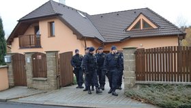 Policisté při pátrání po vrahovi Romana Housky prošli i pozemky jeho sousedů