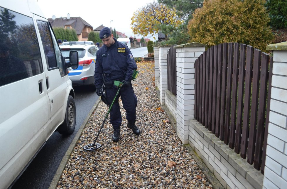 Policisté prohledávali při vyšetřování vraždy Romana Housky okolí i pomocí detektorů kovů