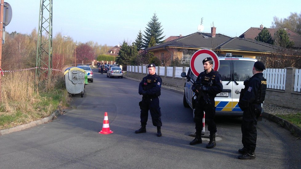 Policie při rekonstrukci vraždy Romana Housky zablokovala celou ulici v Chomutově